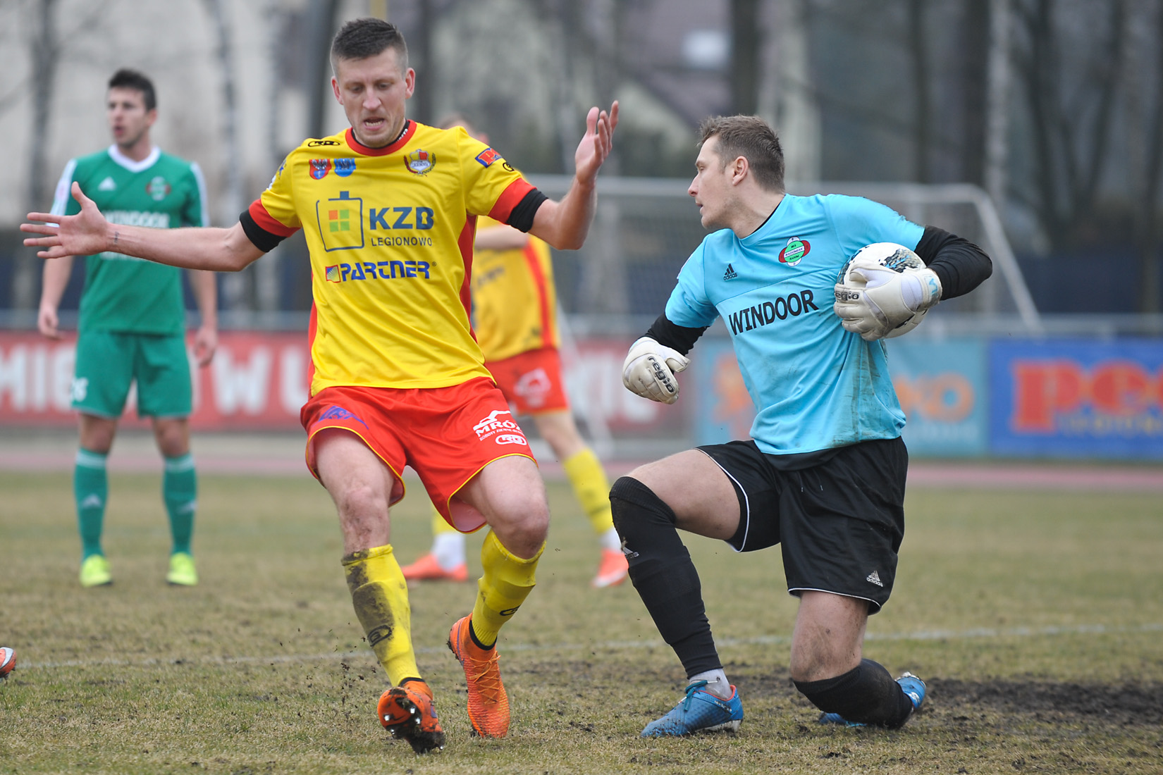 Radomski bramkarz Michał Kula uprzedził Roberta Hirsza.