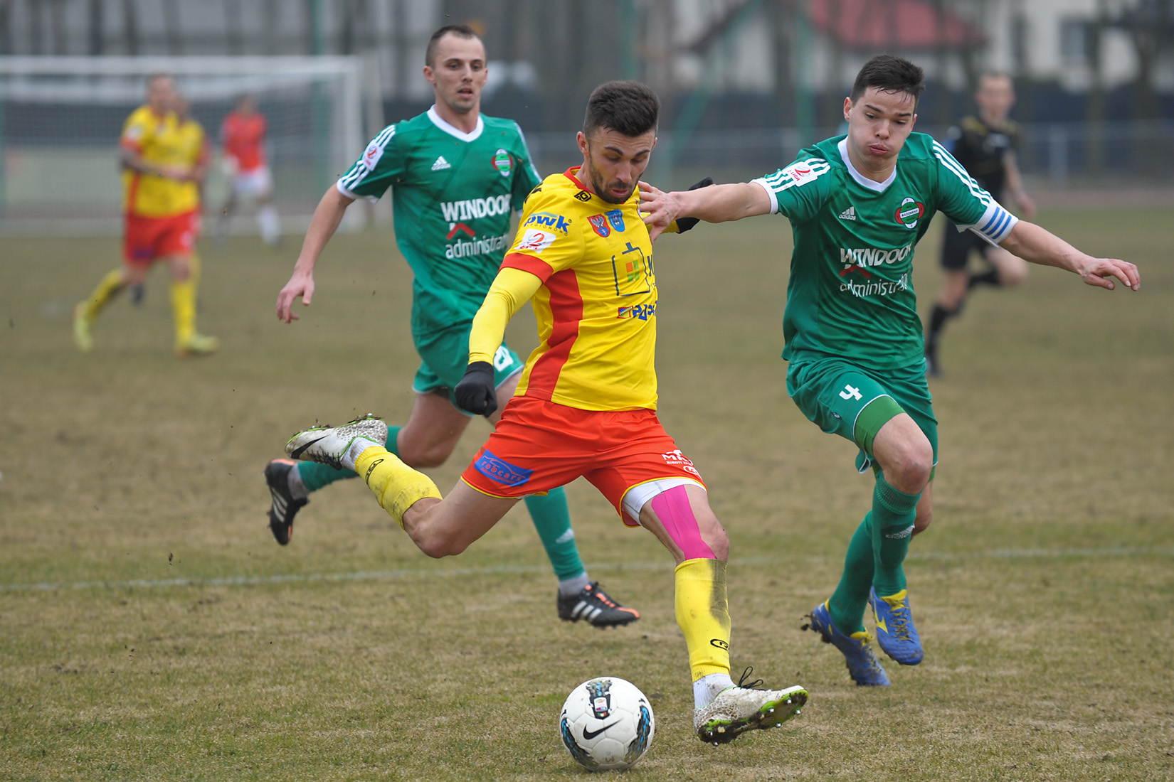 Dośrodkowuje Paweł Garyga. Fot. fotoMiD