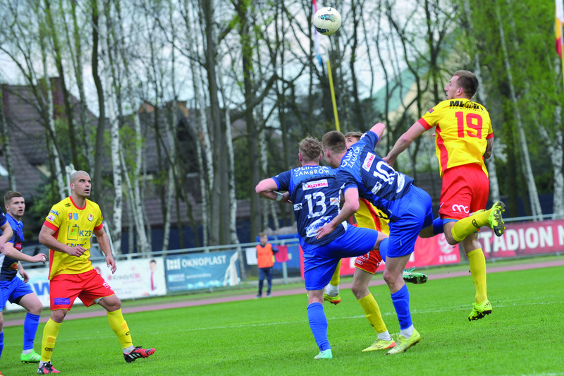 Para legionowskich środkowych obrońców - Kamil Wiktorski i Aleksander Bajat - zbiera coraz lepsze recenzje. Dobrze radzą sobie nie tylko pod własną bramką. Fot. fotoMiD