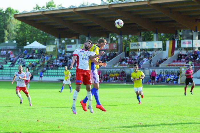Walki w środkowej strefie boiska nie brakowało. Fot. fotoMiD 