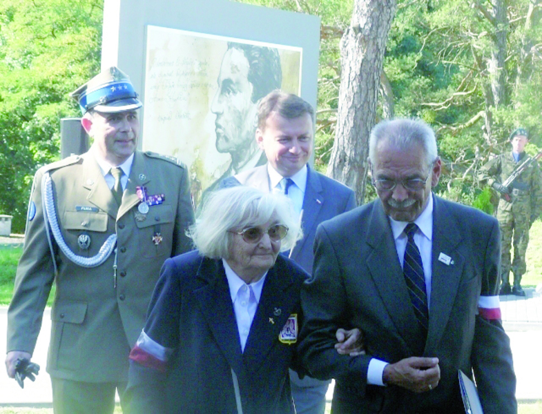 Od prawej Wojciech Jeute (prezes ZOPAK), Mariusz Błaszczak, min. Spraw Wewnętrznych i Administracji, Bronisława Mazur (prezes Koła nr 1), komendant Ireneusz Fura.