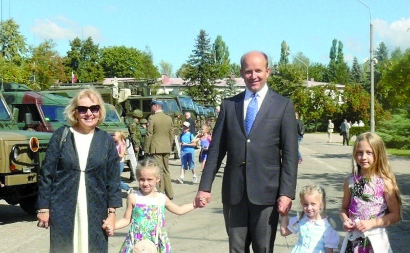 Minister Zdrowia Konstanty Radziwiłł, wnuk mjr. Konstantego Mikołaja Radziwiłła wraz z żoną i wnukami.