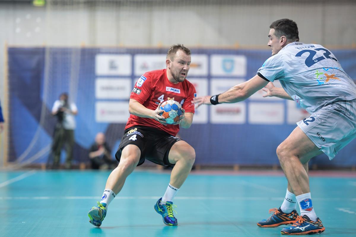 Pojedynek dwóch czołowych strzelców swoich drużyn: Łukasza Janysta i Witka Titowa Fot. fotoMiD