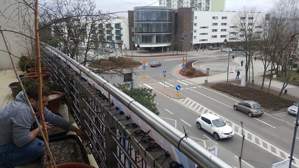 Moment zdjęcia nielegalnego baneru Fot. UM Legionowo