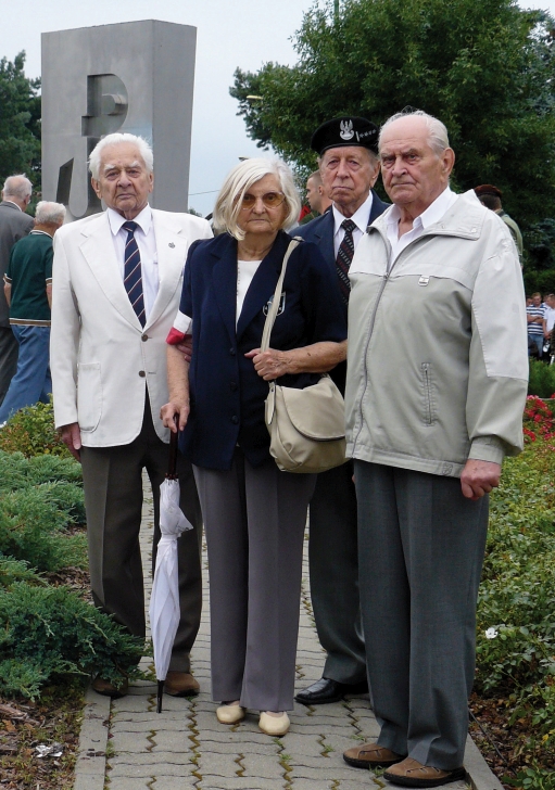 Przed pomnikiem Polski Walczącej w Legionowie - (od prawej) kombatanci AK - Lucjan Spletsteser, Bohdan Stankiewicz, Bronisława Mazur, Zdzisław Kondras